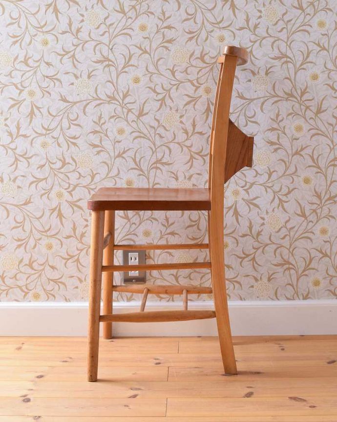 チャーチチェア　アンティーク チェア　教会で使われていたアンティークチェア、シンプルな背もたれのチャーチチェア。横から見るとこんな感じ脚もとにある桟は、礼拝に来た人たちの荷物置き場。(m-429-c)