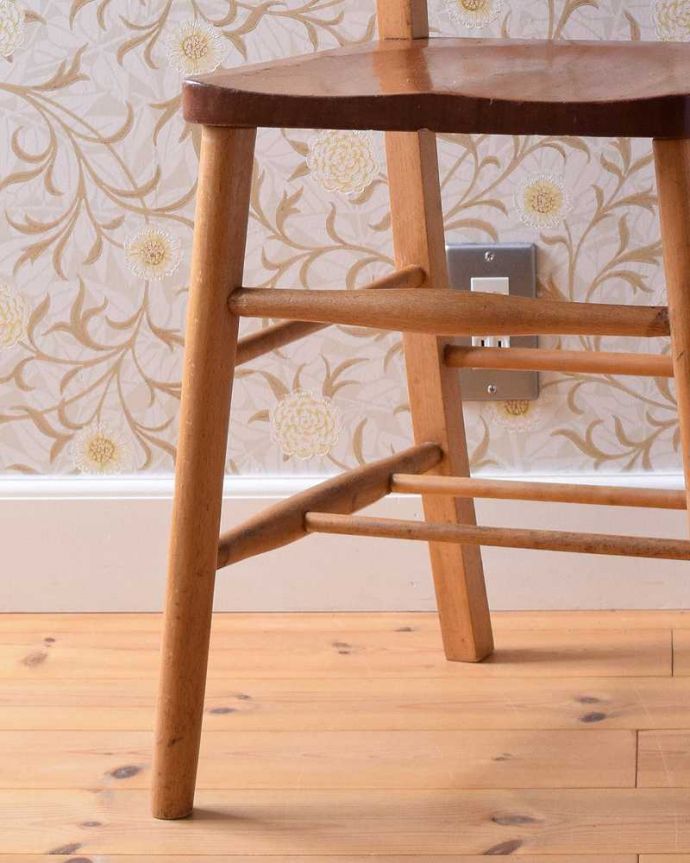 チャーチチェア　アンティーク チェア　教会で使われていたアンティークチェア、シンプルな背もたれのチャーチチェア。移動もラクラクHandleのチャーチチェアの脚の裏には、フェルトキーパーをお付けしていますので、床を滑らせてお使い頂けます。(m-429-c)