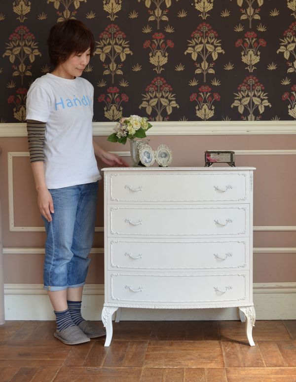 アンティークのチェスト アンティーク家具 ホワイトペイントのアンティークフランス家具、4段のフレンチチェスト。華があって、ドールハウスにあるような可愛いデザイン。(m-429-f)