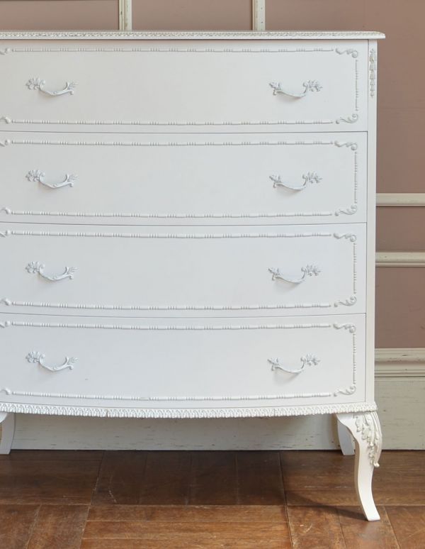 アンティークのチェスト アンティーク家具 ホワイトペイントのアンティークフランス家具、4段のフレンチチェスト。引き出しが4杯あるので、細々したものを収納できます。(m-429-f)