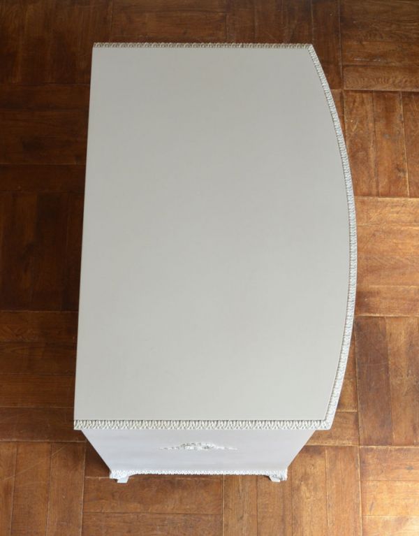 アンティークのチェスト アンティーク家具 ホワイトペイントのアンティークフランス家具、4段のフレンチチェスト。天板はピカピカです。(m-429-f)