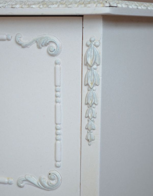アンティークのチェスト アンティーク家具 ホワイトペイントのアンティークフランス家具、4段のフレンチチェスト。サイドにも可愛い飾り。(m-429-f)