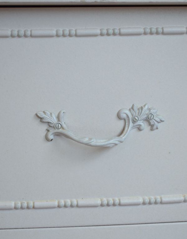 アンティークのチェスト アンティーク家具 ホワイトペイントのアンティークフランス家具、4段のフレンチチェスト。引き出しの取っ手は蔦のような凝ったデザイン。(m-429-f)