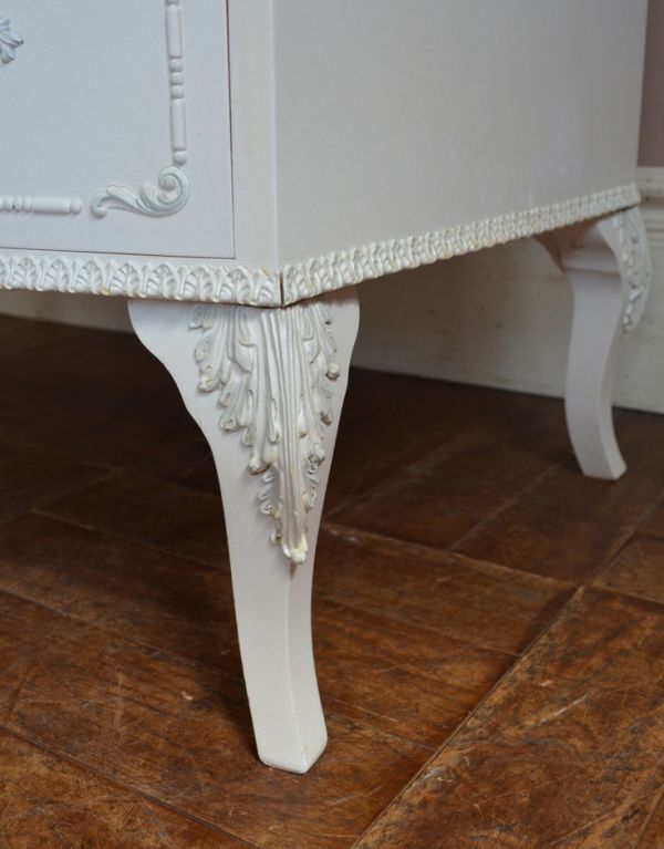 アンティークのチェスト アンティーク家具 ホワイトペイントのアンティークフランス家具、4段のフレンチチェスト。美しい飾りが入っている脚です。(m-429-f)