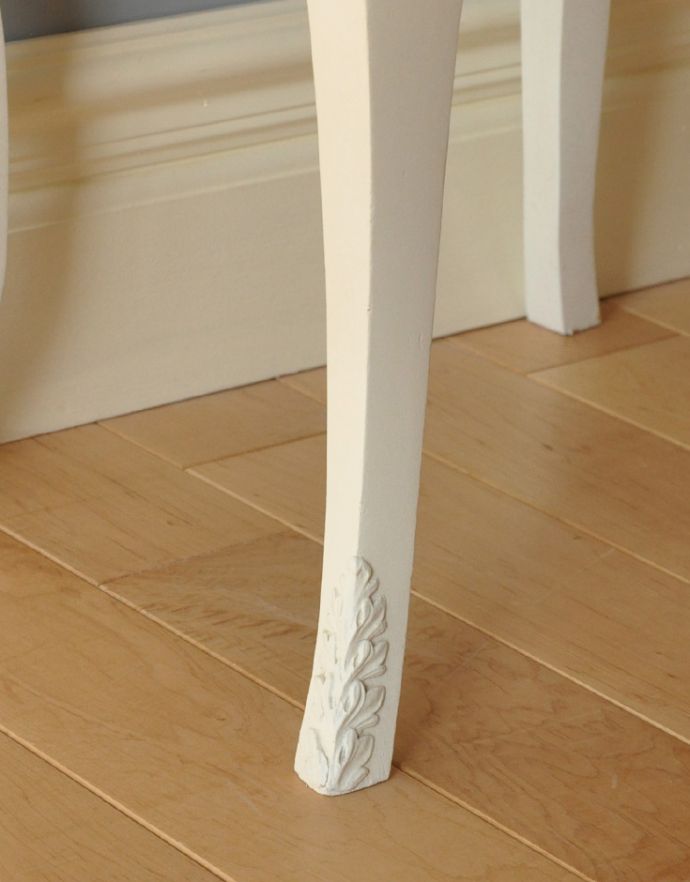 アンティークのチェスト　アンティーク家具　フランスのアンティークペイント家具、ホワイト色のサイドチェスト。華奢で女性らしい猫脚が外国風の雰囲気を作ってくれます。(m-430-f-1)