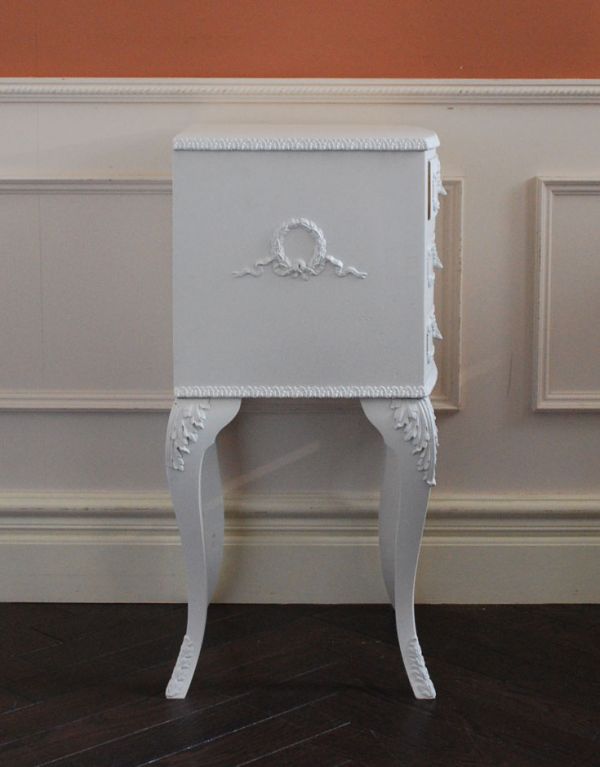 アンティーク家具　フランスのアンティークペイント家具、３杯引き出し付きのサイドチェスト。サイドから見ても美しいデザイン。(m-431-f)