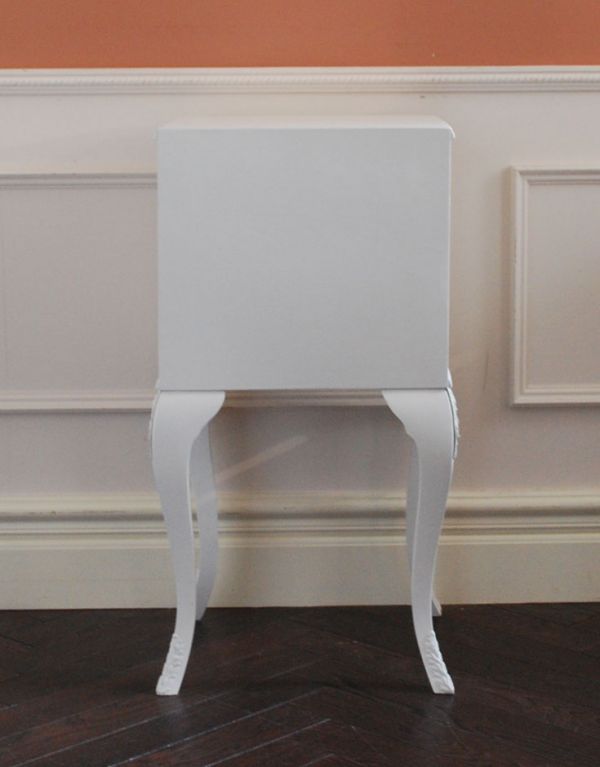 アンティーク家具　フランスのアンティークペイント家具、３杯引き出し付きのサイドチェスト。裏側もキチンと仕上げているので、キレイな状態です。(m-431-f)