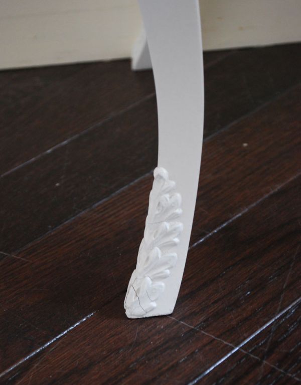 アンティーク家具　フランスのアンティークペイント家具、３杯引き出し付きのサイドチェスト。美しい飾りが入っている脚です。(m-431-f)