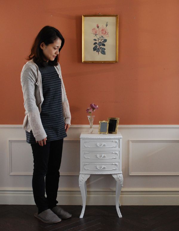 アンティーク家具　フランスのアンティークペイント家具、３杯引き出し付きのサイドチェスト。とっても可愛いカップボード。(m-431-f)