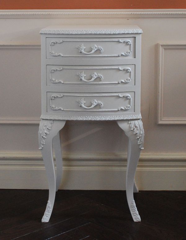 アンティーク家具　フランスのアンティークペイント家具、３杯引き出し付きのサイドチェスト。隅々まで細やかな彫が施されています。(m-431-f)