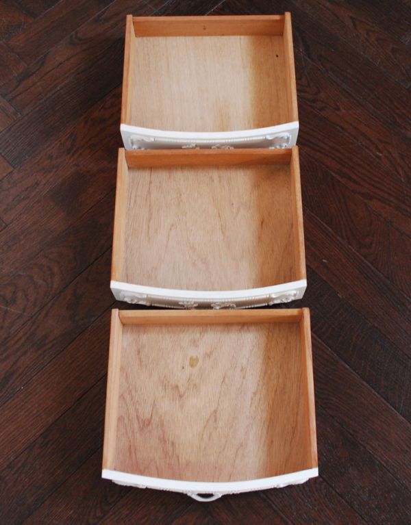 アンティーク家具　フランスのアンティークペイント家具、３杯引き出し付きのサイドチェスト。引き出しが３杯あります。(m-431-f)