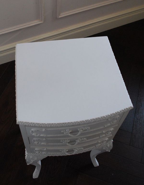 アンティーク家具　フランスのアンティークペイント家具、３杯引き出し付きのサイドチェスト。天板はピカピカです。(m-431-f)