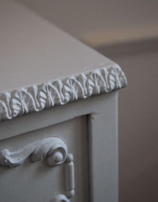 アンティーク家具　フランスのアンティークペイント家具、３杯引き出し付きのサイドチェスト。隅々まで細やかな彫が施されています。(m-431-f)