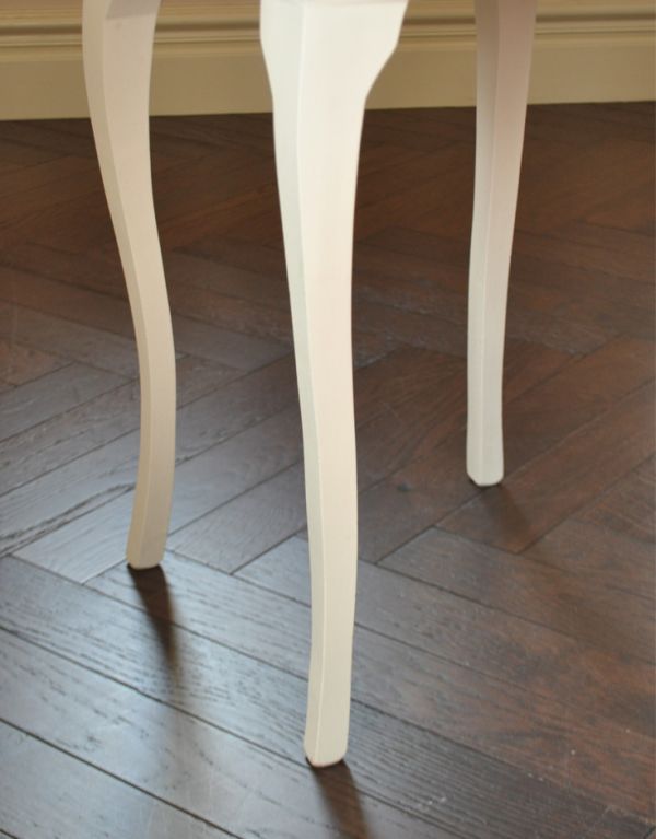 アンティークのチェスト　アンティーク家具　フランスのアンティークペイント家具、２杯引き出し付きのサイドチェスト。スラリと伸びた美しい脚。(m-433-f)