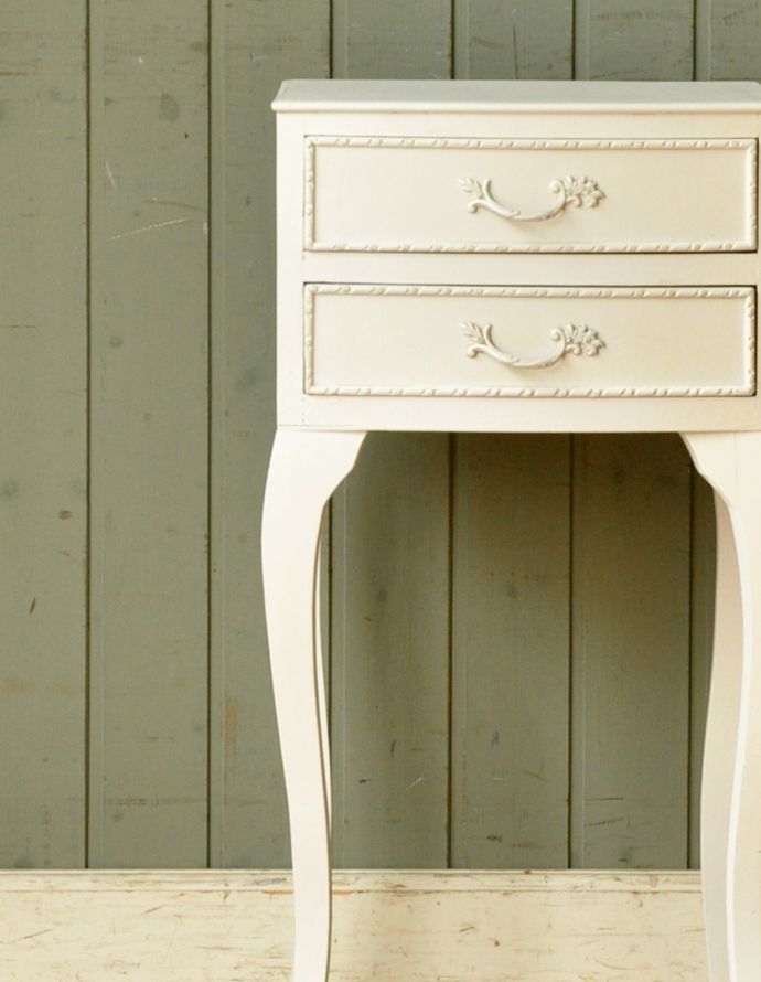 アンティークのチェスト　アンティーク家具　フランスのアンティークペイント家具、２杯引き出し付きのサイドチェスト。ホワイトのペイントがフランスらしく、爽やかです。(m-433-f)