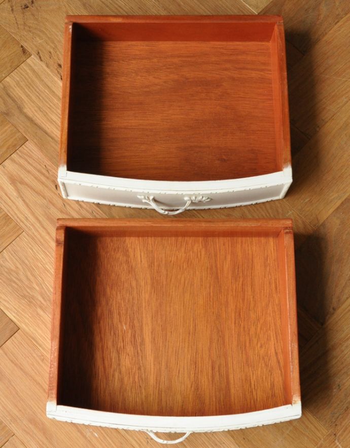 アンティークのチェスト　アンティーク家具　フランスのアンティークペイント家具、２杯引き出し付きのサイドチェスト。引き出しが２杯あります。(m-433-f)