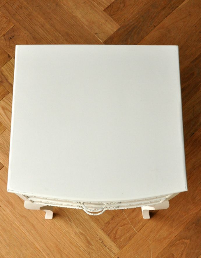 アンティークのチェスト　アンティーク家具　フランスのアンティークペイント家具、２杯引き出し付きのサイドチェスト。天板ももちろんピカピカにお直ししています。(m-433-f)