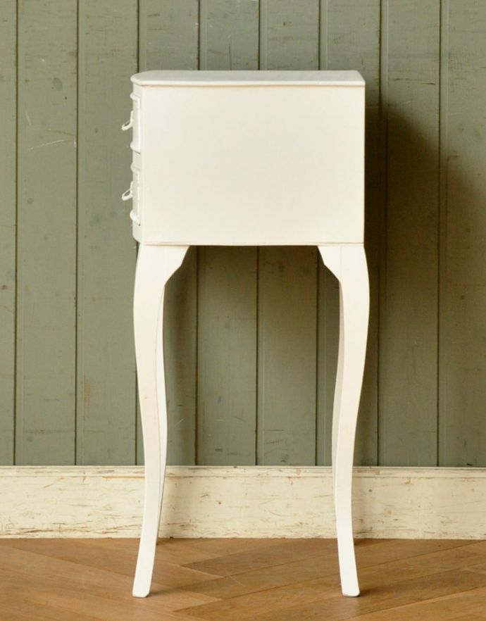 アンティークのチェスト　アンティーク家具　フランスのアンティークペイント家具、２杯引き出し付きのサイドチェスト。サイドから見ても美しいデザイン。(m-433-f)