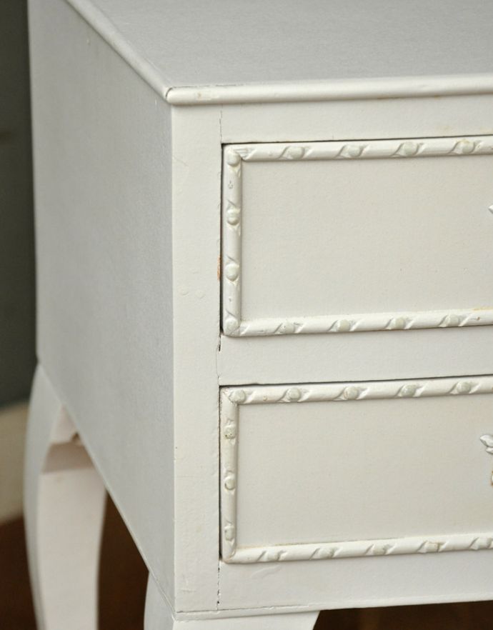 アンティークのチェスト　アンティーク家具　フランスのアンティークペイント家具、２杯引き出し付きのサイドチェスト。隅々まで細やかな彫が施されています。(m-433-f)