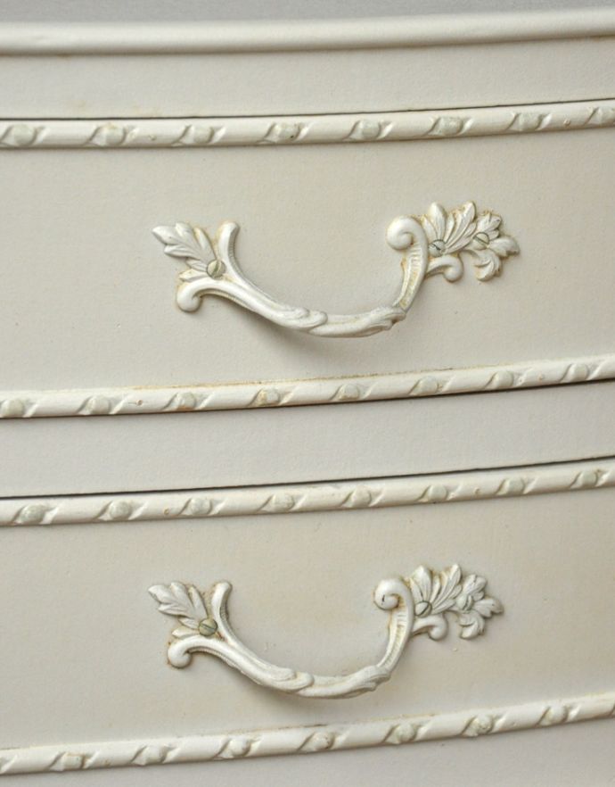 アンティークのチェスト　アンティーク家具　フランスのアンティークペイント家具、２杯引き出し付きのサイドチェスト。引き出しの取っ手は蔦のような凝ったデザイン。(m-433-f)