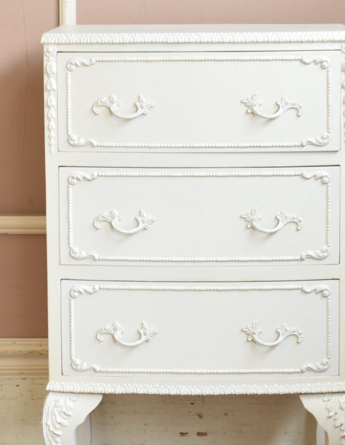 アンティークのチェスト　アンティーク家具　真っ白なアンティーク家具、フランスの美しいサイドチェスト。お姫さま気分に浸らせてくれる大人可愛いデザインです。(m-434-f-1)