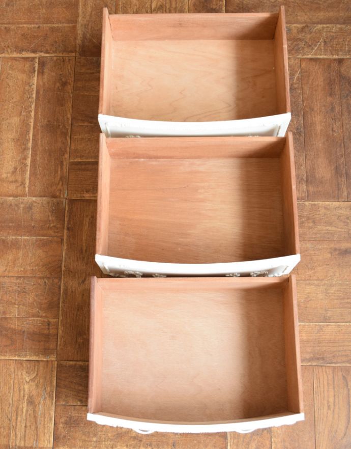 アンティークのチェスト　アンティーク家具　真っ白なアンティーク家具、フランスの美しいサイドチェスト。引き出しは３杯。(m-434-f-1)