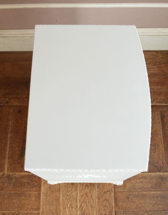 アンティークのチェスト　アンティーク家具　真っ白なアンティーク家具、フランスの美しいサイドチェスト。天板ももちろんピカピカにお直ししています。(m-434-f-1)