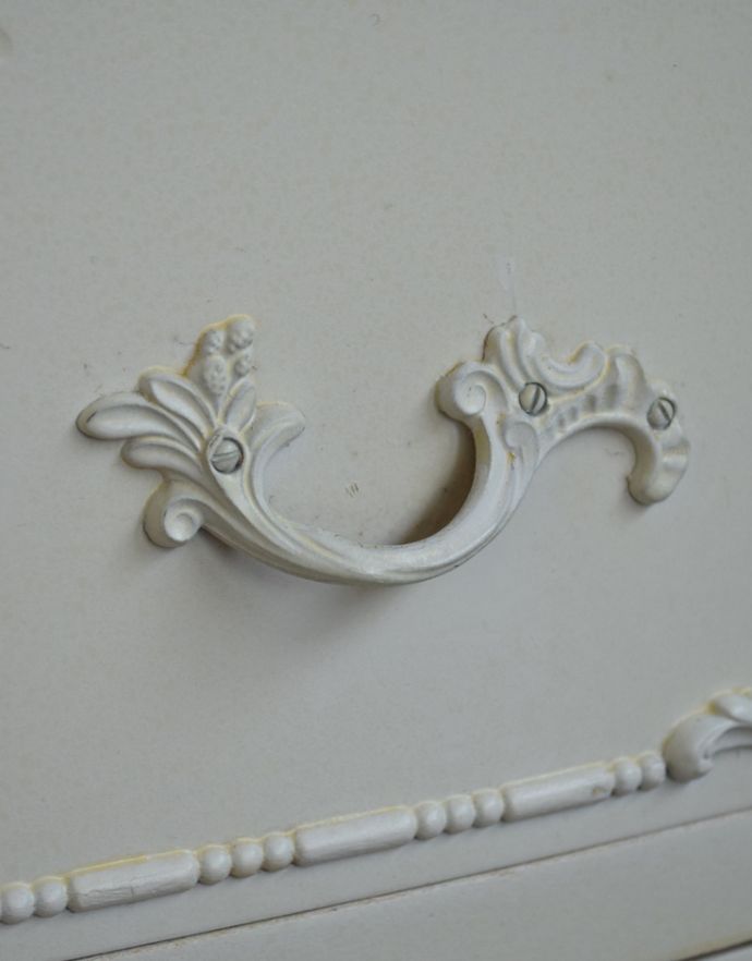 アンティークのチェスト　アンティーク家具　真っ白なアンティーク家具、フランスの美しいサイドチェスト。風合いがいい感じの取っ手。(m-434-f-1)