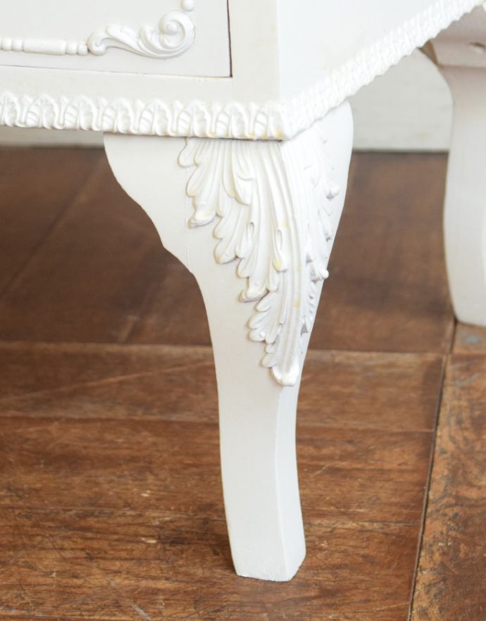 アンティークのチェスト　アンティーク家具　真っ白なアンティーク家具、フランスの美しいサイドチェスト。スラリと伸びた美しい脚。(m-434-f-1)