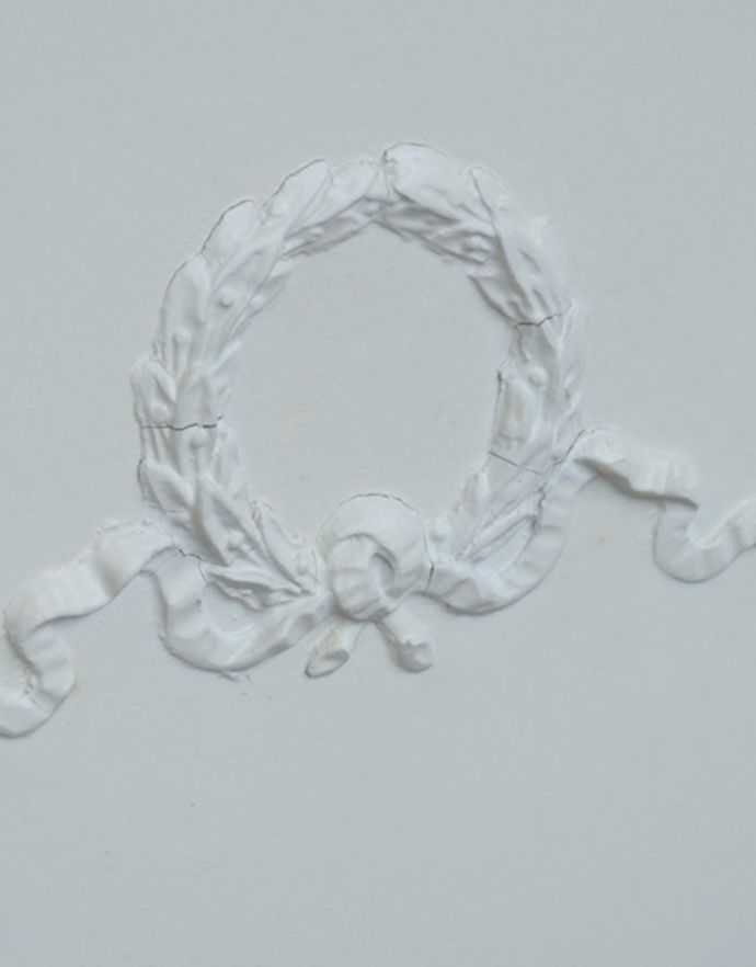 アンティークのチェスト　アンティーク家具　真っ白なアンティーク家具、フランスの美しいサイドチェスト。側面のリースの模様は、何とも言えないエレガントな雰囲気。(m-434-f-1)