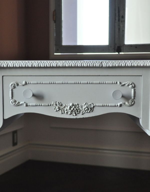 アンティーク家具 可愛いアンティークのフランス家具、ホワイトペイントのデスク。丁寧な彫りの仕上がりにうっとりしてしまいます。(m-435-f)