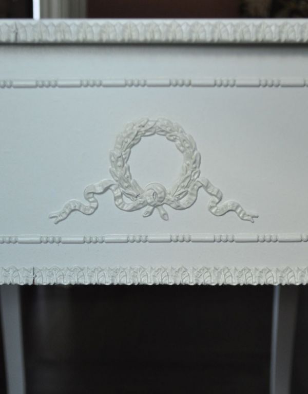 アンティーク家具 可愛いアンティークのフランス家具、ホワイトペイントのデスク。可愛い飾りがたっぷり。(m-435-f)