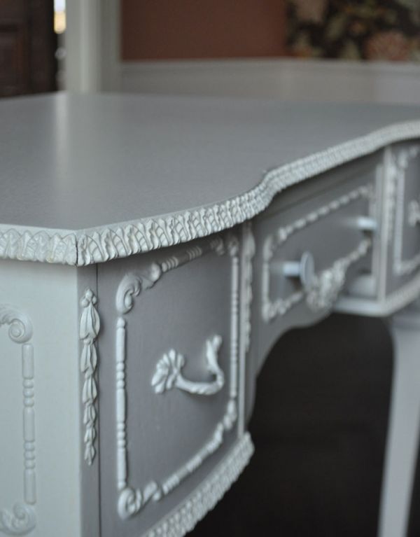 アンティーク家具 可愛いアンティークのフランス家具、ホワイトペイントのデスク。天板は美しい装飾で縁どられています。(m-435-f)