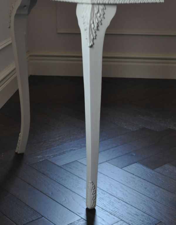 アンティーク家具 可愛いアンティークのフランス家具、ホワイトペイントのデスク。細い脚が上品です。(m-435-f)