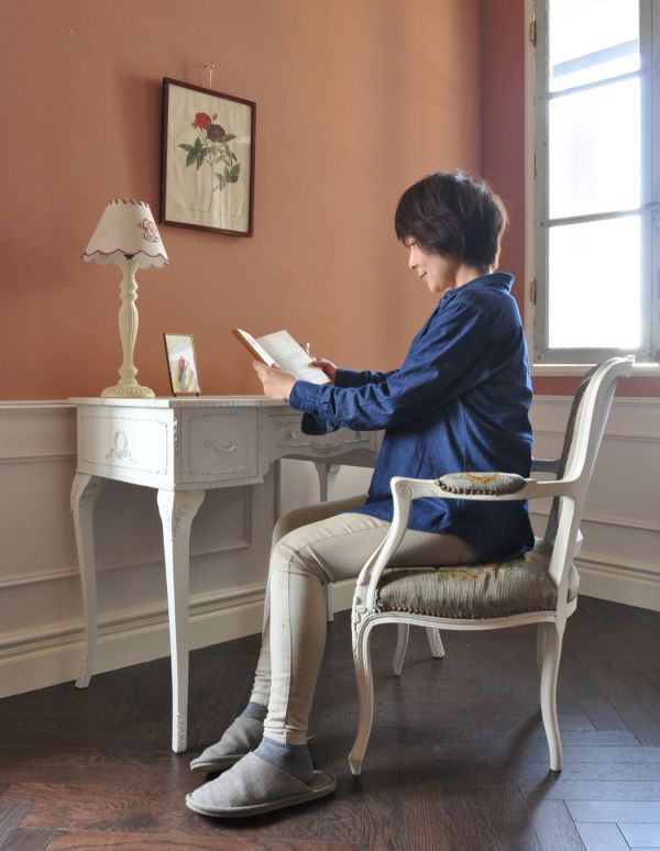 アンティーク家具 可愛いアンティークのフランス家具、ホワイトペイントのデスク。華があって、ドールハウスにあるような可愛いデザイン。(m-435-f)