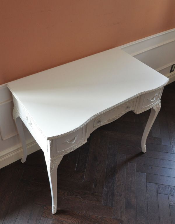 アンティーク家具 可愛いアンティークのフランス家具、ホワイトペイントのデスク。天板はピカピカです。(m-435-f)