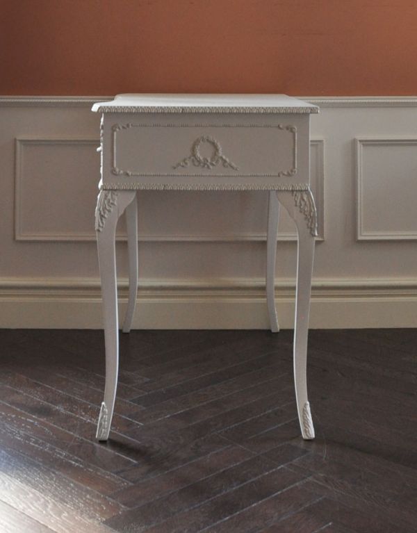 アンティーク家具 可愛いアンティークのフランス家具、ホワイトペイントのデスク。サイドにも可愛い飾り。(m-435-f)