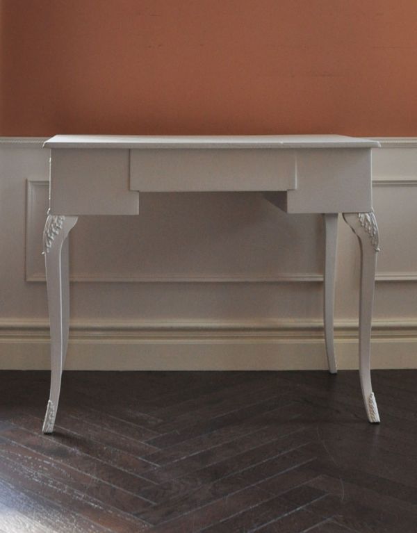 アンティーク家具 可愛いアンティークのフランス家具、ホワイトペイントのデスク。裏側もキチンと仕上げているので、キレイな状態です。(m-435-f)