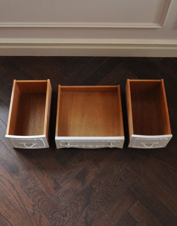 アンティーク家具 可愛いアンティークのフランス家具、ホワイトペイントのデスク。引き出しは3杯。(m-435-f)