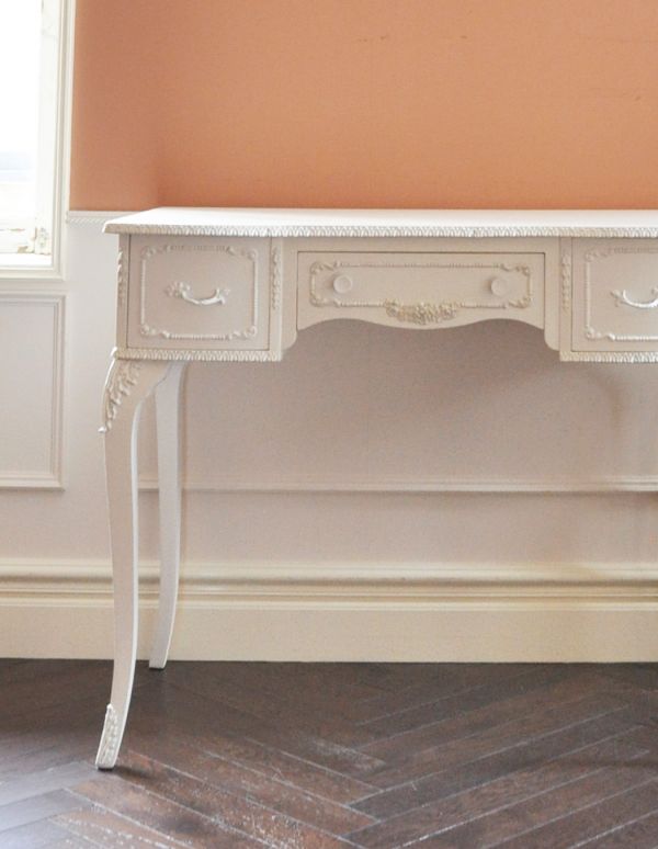 アンティーク家具 可愛いアンティークのフランス家具、ホワイトペイントのデスク。可愛い引き出しが3杯あります。(m-435-f)