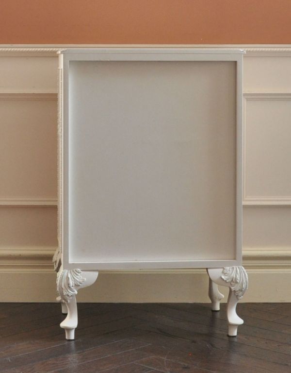 アンティーク家具　フランスのアンティーク家具、引き出し付きのホワイトペイントのサイドチェスト。しっかりメンテナンスしているので、裏側もキレイです。(m-436-f)