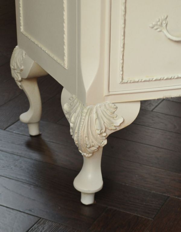 アンティーク家具　フランスのアンティーク家具、引き出し付きのホワイトペイントのサイドチェスト。彫が美しい脚。(m-436-f)