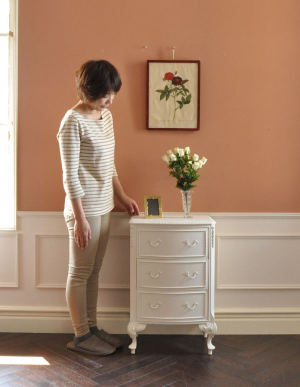 アンティーク家具　フランスのアンティーク家具、引き出し付きのホワイトペイントのサイドチェスト。とっても可愛いチェスト。(m-436-f)