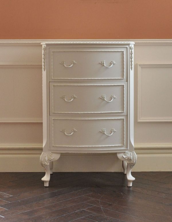 アンティーク家具　フランスのアンティーク家具、引き出し付きのホワイトペイントのサイドチェスト。お姫さま気分に浸らせてくれる大人可愛いデザインです。(m-436-f)