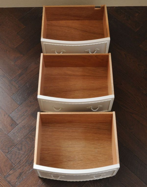 アンティーク家具　フランスのアンティーク家具、引き出し付きのホワイトペイントのサイドチェスト。引き出しは３杯。(m-436-f)