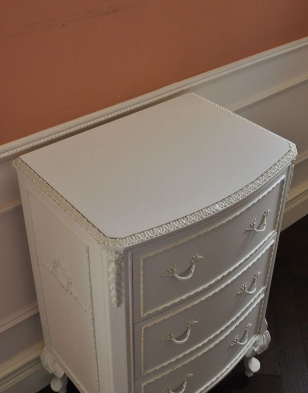 アンティーク家具　フランスのアンティーク家具、引き出し付きのホワイトペイントのサイドチェスト。天板ももちろんピカピカにお直ししています。(m-436-f)