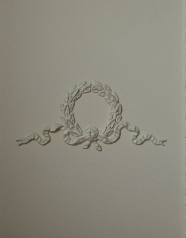 アンティーク家具　フランスのアンティーク家具、引き出し付きのホワイトペイントのサイドチェスト。サイドにも可愛い飾り。(m-436-f)