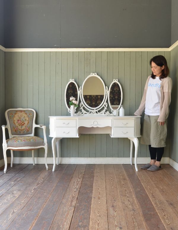 アンティーク家具　存在感のあるアンティークフレンチ家具、３面鏡のドレッシングテーブル。華があって、ドールハウスにあるような可愛いデザイン。(m-438-f)