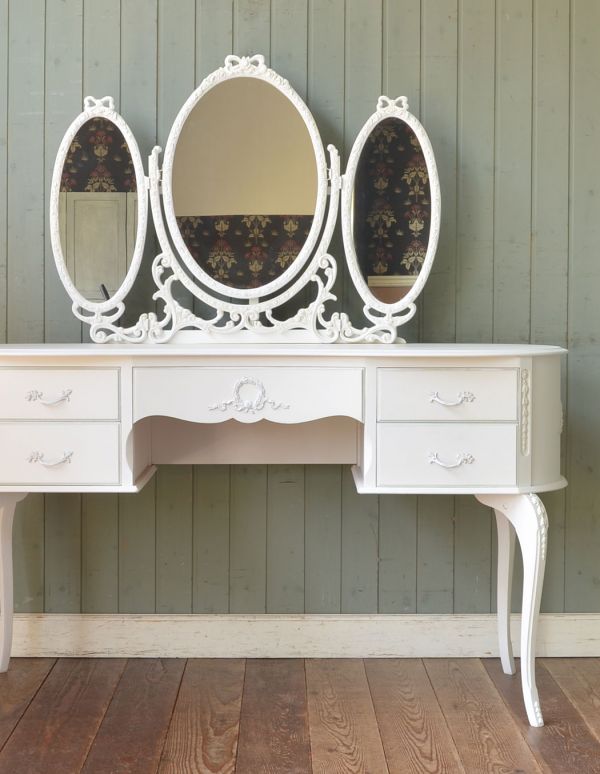 アンティーク家具　存在感のあるアンティークフレンチ家具、３面鏡のドレッシングテーブル。小さな引き出しがあるので、細々したものを収納できます。(m-438-f)