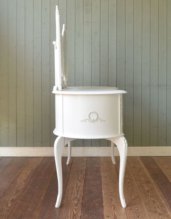 アンティーク家具　存在感のあるアンティークフレンチ家具、３面鏡のドレッシングテーブル。サイドにも可愛い飾り。(m-438-f)